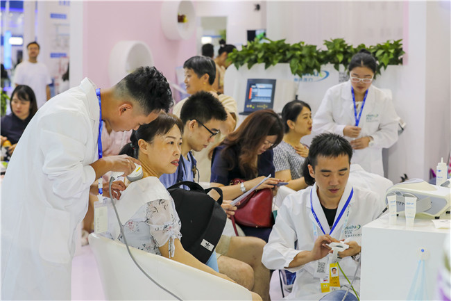 智博會上超聲波治療頸肩痛、膝關節炎市民爭相體驗